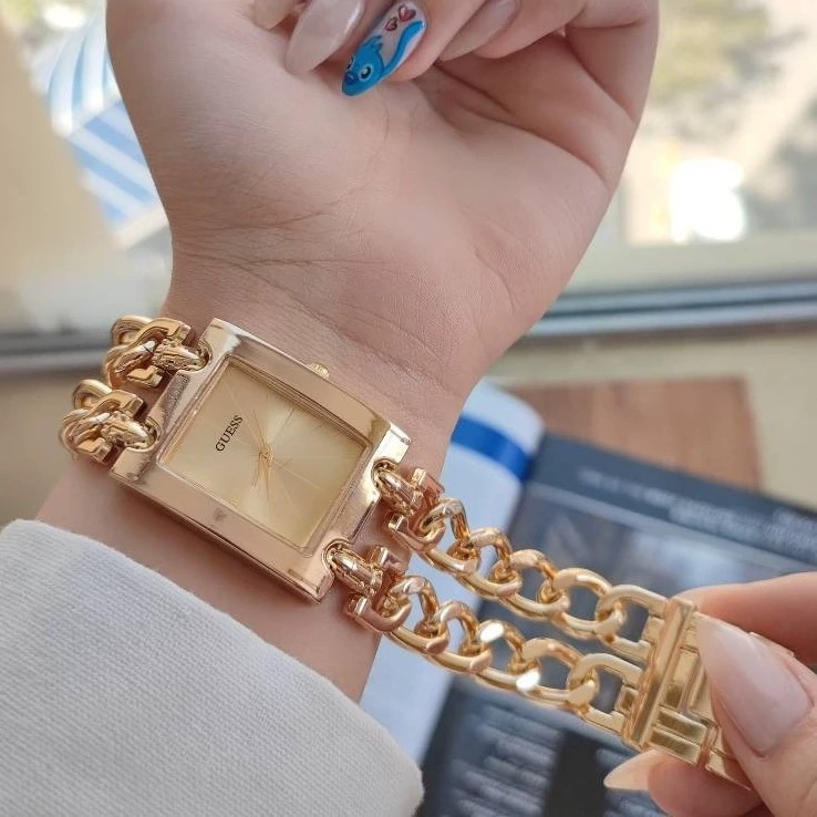 ساعت مچی زنانه گس GUESS بند کارتیر زنجیری طلایی