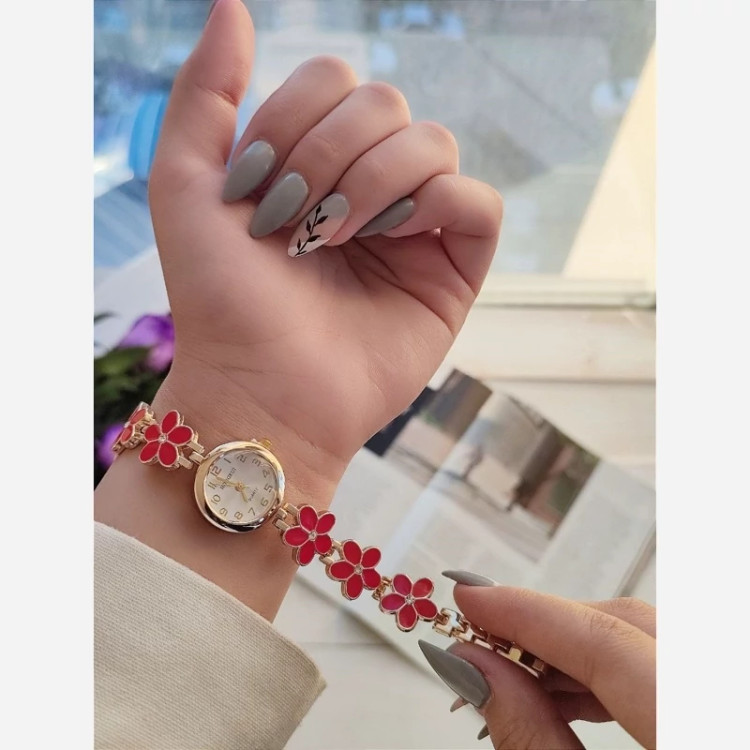 ساعت دخترانه بابونه مشکی با بند استیل رنگ ثابت