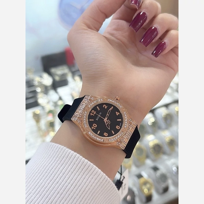ساعت مچی زنانه دخترانه طرح هابلوت با قاب دور نگین و بند پیو سیلیکونی مشکی