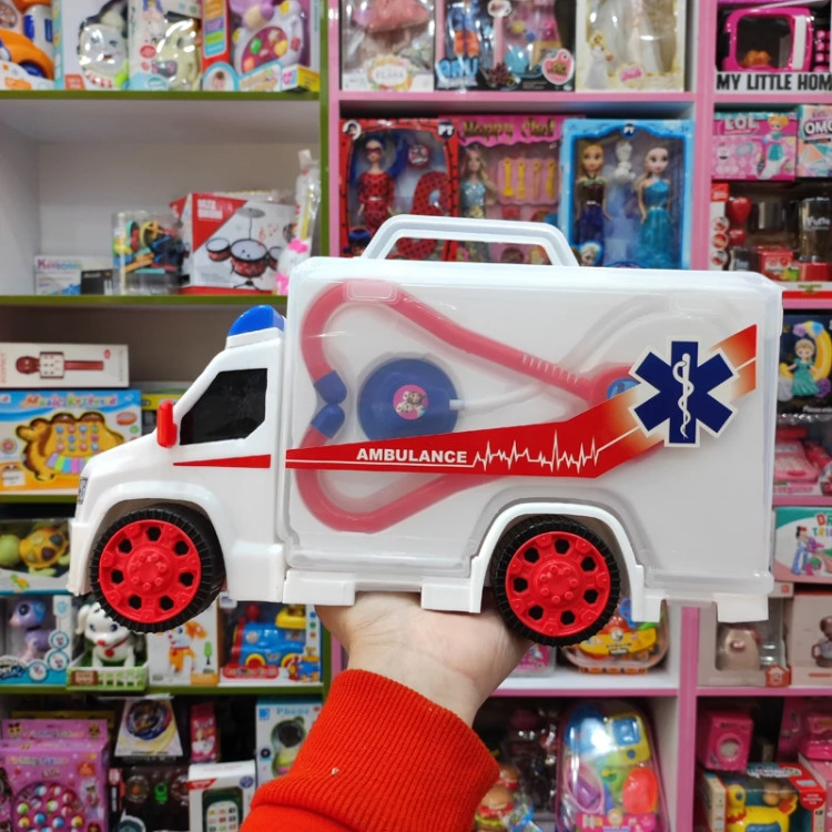 اسباب بازی آمبولانس به همراه لوازم پزشکی
