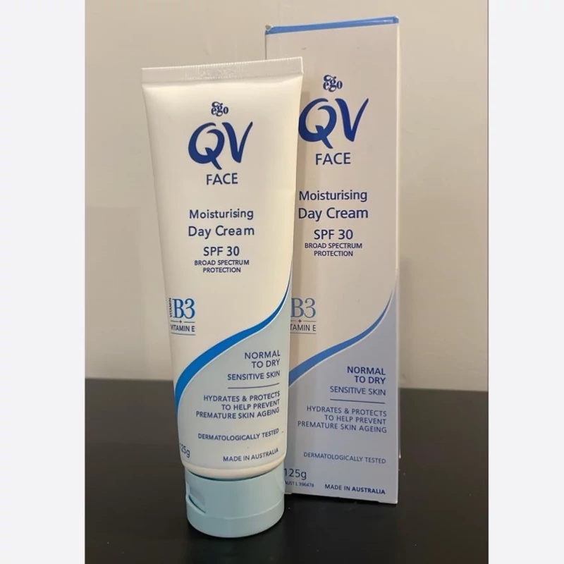 کرم روز مرطوب کننده QV با SPF 30