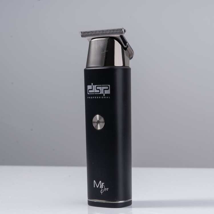 ماشین اصلاح موی سر و صورت دی اس پی مدل 91095 با تیغه استیل ضدزنگ، موتور 6700 دور در دقیقه، باتری لیتیومی 600mAh، شارژ و استفاده 120 دقیقهای، صفحه نمایش شارژ و عملکرد توربو همراه با 3 شانه 1.5، 3 و 4.5 میلیمتری