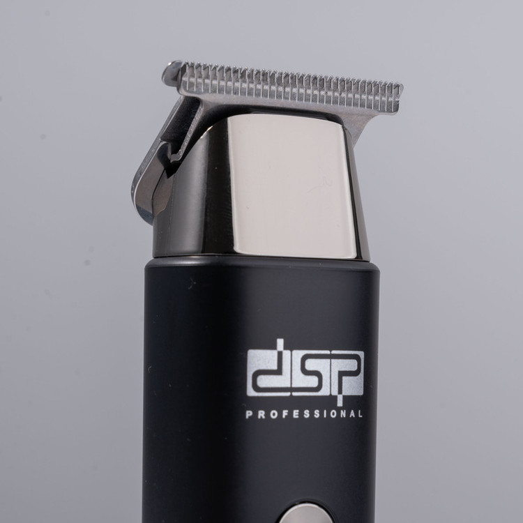 ماشین اصلاح موی سر و صورت دی اس پی مدل 91095 با تیغه استیل ضدزنگ، موتور 6700 دور در دقیقه، باتری لیتیومی 600mAh، شارژ و استفاده 120 دقیقهای، صفحه نمایش شارژ و عملکرد توربو همراه با 3 شانه 1.5، 3 و 4.5 میلیمتری