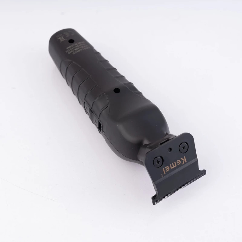 ماشین اصلاح موی صورت کیمی مدل KM-2299 با تیغه کربن استیل، شانه قابل تنظیم 1 تا 3 میلیمتر، باتری 600 میلیآمپر ساعت با 180 دقیقه زمان استفاده، طراحی ارگونومیک و مقاوم در برابر آب و ضربه، شارژ از طریق USB Type-C و آداپتور