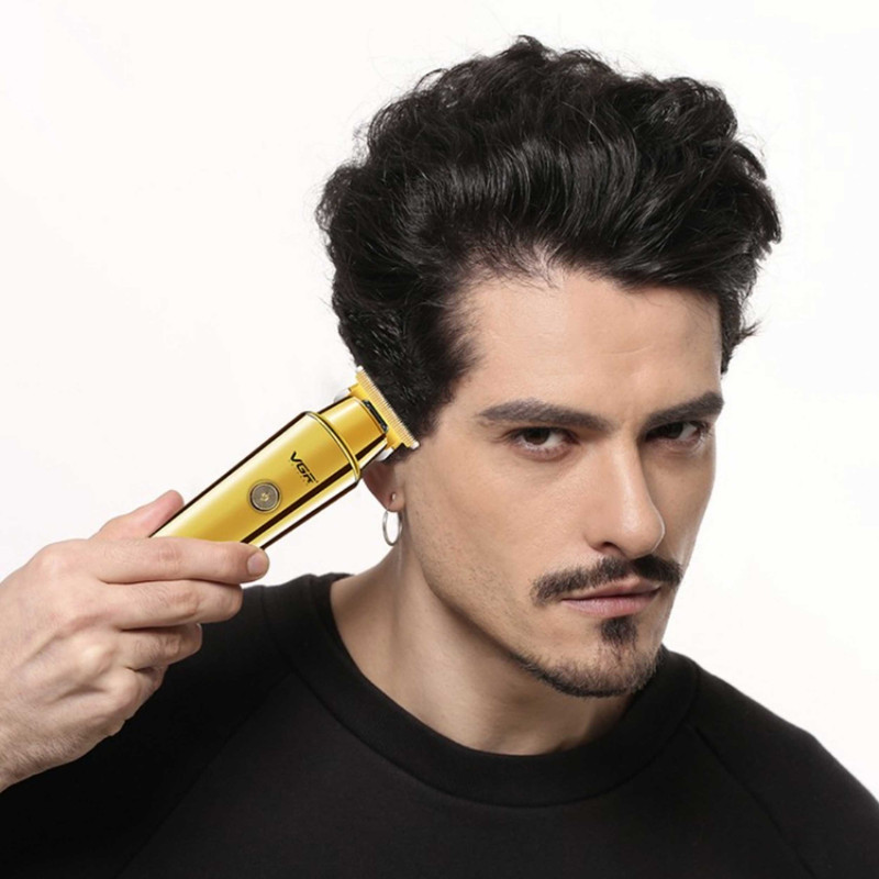 ماشین اصلاح موی سر و صورت وی جی آر مدل V-947 با تیغه استیل ضد زنگ، باتری لیتیوم یونی 2000 میلیآمپر، 500 دقیقه استفاده پس از شارژ، طراحی ارگونومیک و قابلیت اصلاح حجم زن