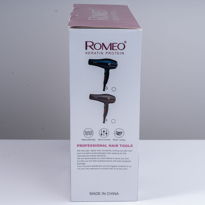 سشوار حرفهای 2400 وات رومئو مدل RM-5050، موتور AC، وزن 450 گرم، المنت فلز، دارای سری متمرکزکننده باریک، متمرکزکننده پهن با ویژگی صافکنندگی، حجمدهندگی، با قابلیت تنظیم دما، باد سرد