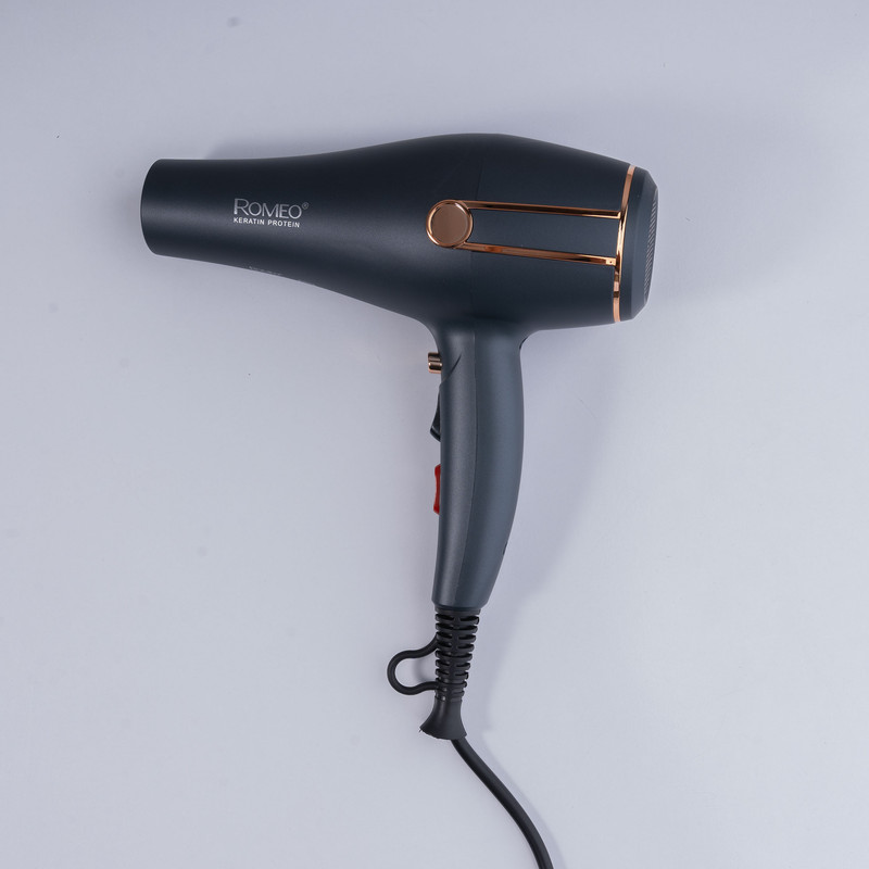 سشوار حرفهای 2400 وات رومئو مدل RM-5050، موتور AC، وزن 450 گرم، المنت فلز، دارای سری متمرکزکننده باریک، متمرکزکننده پهن با ویژگی صافکنندگی، حجمدهندگی، با قابلیت تنظیم دما، باد سرد