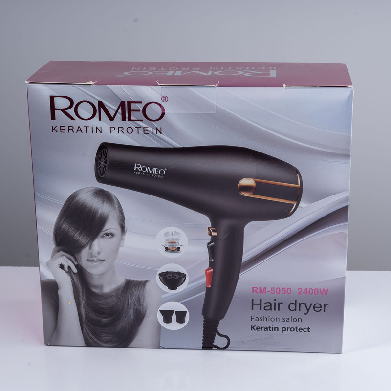 سشوار حرفهای 2400 وات رومئو مدل RM-5050، موتور AC، وزن 450 گرم، المنت فلز، دارای سری متمرکزکننده باریک، متمرکزکننده پهن با ویژگی صافکنندگی، حجمدهندگی، با قابلیت تنظیم دما، باد سرد