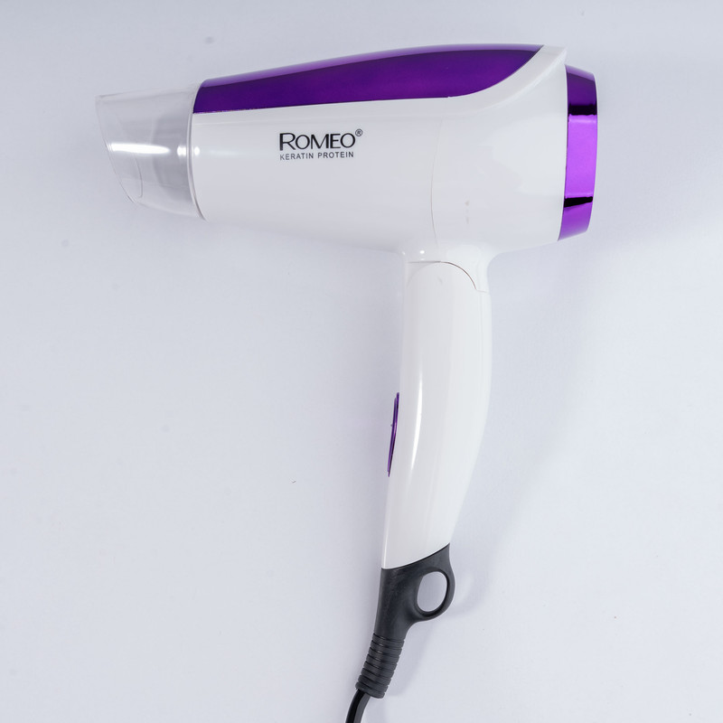 سشوار مسافرتی 1800 وات رومئو مدل RM-5959، موتور AC، وزن 350 گرم، المنت فلز، دارای سری متمرکزکننده پهن با ویژگی صافکنندگی، با قابلیت تنظیم دما
