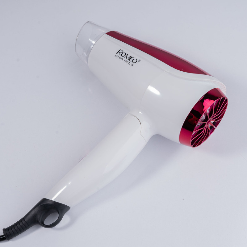 سشوار مسافرتی 1800 وات رومئو مدل RM-5959، موتور AC، وزن 350 گرم، المنت فلز، دارای سری متمرکزکننده پهن با ویژگی صافکنندگی، با قابلیت تنظیم دما