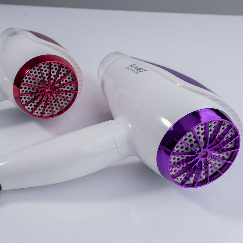 سشوار مسافرتی 1800 وات رومئو مدل RM-5959، موتور AC، وزن 350 گرم، المنت فلز، دارای سری متمرکزکننده پهن با ویژگی صافکنندگی، با قابلیت تنظیم دما