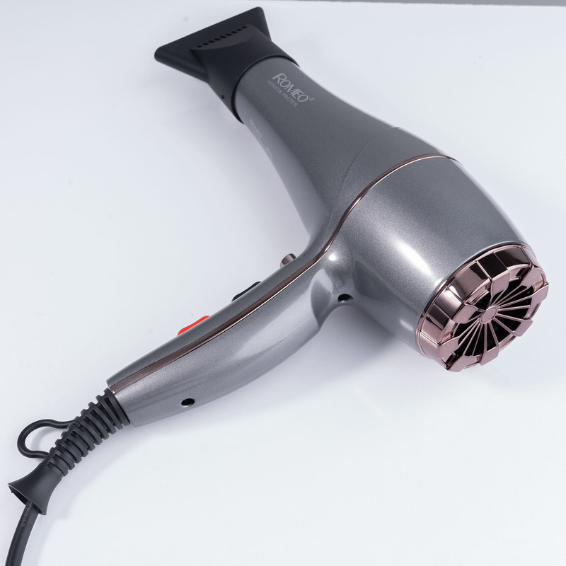 سشوار حرفهای 2200 وات رومئو مدل RM-5858، موتور AC، وزن 450 گرم، المنت فلز، دارای سری متمرکزکننده باریک با ویژگی صافکنندگی، حجمدهندگی، با قابلیت تنظیم دما، باد سرد