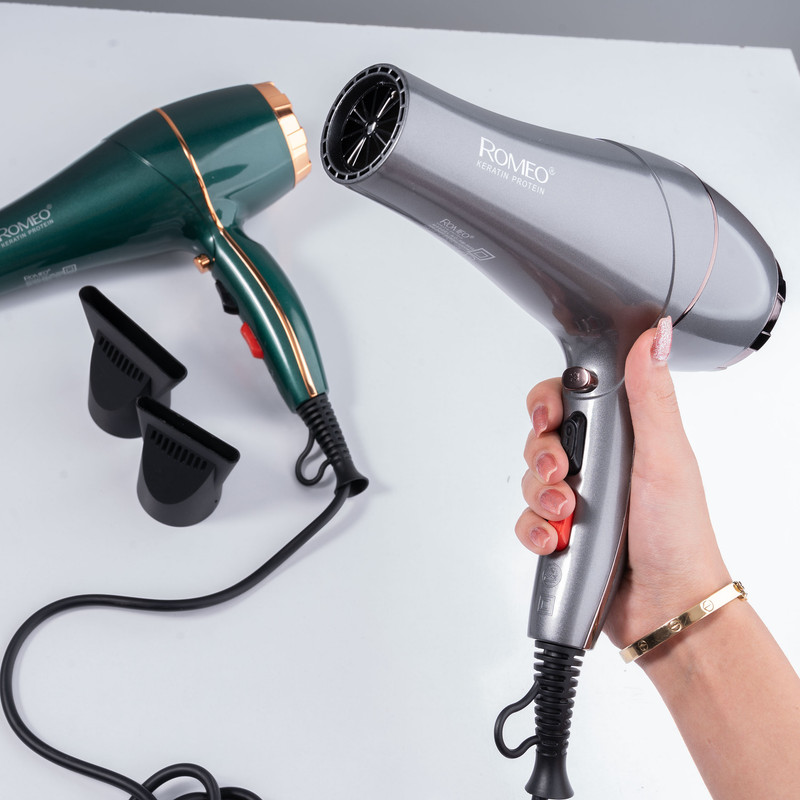 سشوار حرفهای 2200 وات رومئو مدل RM-5858، موتور AC، وزن 450 گرم، المنت فلز، دارای سری متمرکزکننده باریک با ویژگی صافکنندگی، حجمدهندگی، با قابلیت تنظیم دما، باد سرد
