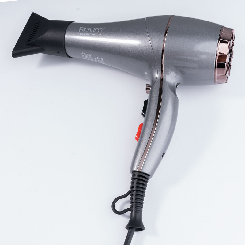 سشوار حرفهای 2200 وات رومئو مدل RM-5858، موتور AC، وزن 450 گرم، المنت فلز، دارای سری متمرکزکننده باریک با ویژگی صافکنندگی، حجمدهندگی، با قابلیت تنظیم دما، باد سرد