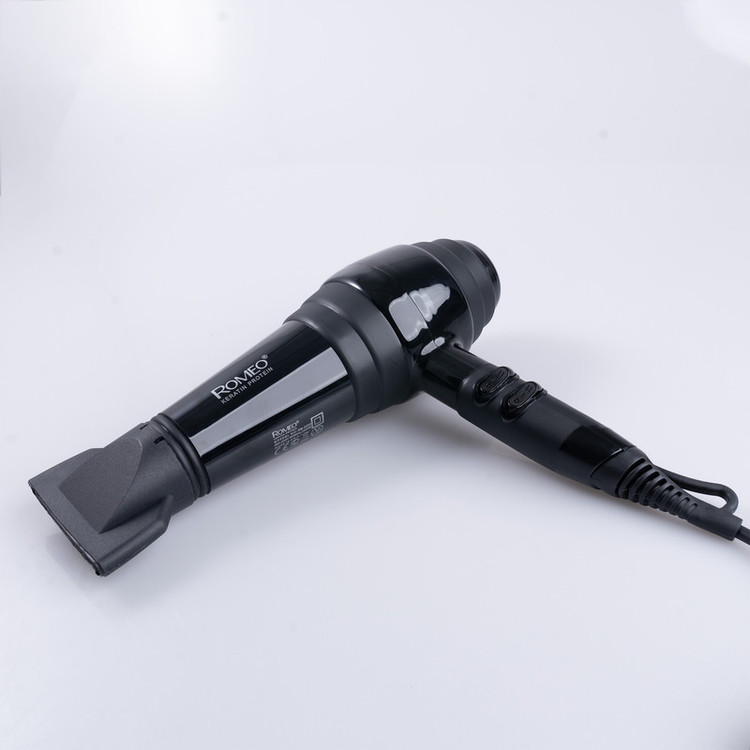 سشوار حرفهای 2400 وات رومئو مدل RM-5252، موتور AC، وزن 682 گرم، دارای سری متمرکزکننده باریک با ویژگی صافکنندگی، با قابلیت فناوری تولید یون