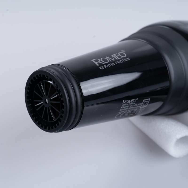 سشوار حرفهای 2400 وات رومئو مدل RM-5252، موتور AC، وزن 682 گرم، دارای سری متمرکزکننده باریک با ویژگی صافکنندگی، با قابلیت فناوری تولید یون