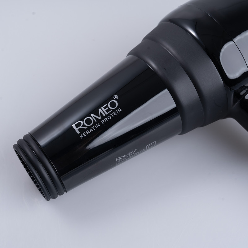 سشوار حرفهای 2400 وات رومئو مدل RM-5252، موتور AC، وزن 682 گرم، دارای سری متمرکزکننده باریک با ویژگی صافکنندگی، با قابلیت فناوری تولید یون