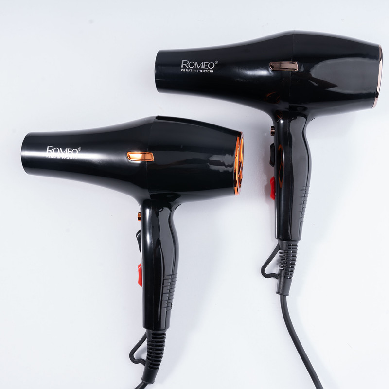 سشوار حرفهای 2400 وات رومئو مدل RM-5757، موتور AC، وزن 500 گرم، المنت فلز، دارای سری متمرکزکننده باریک با ویژگی صافکنندگی، حجمدهندگی، با قابلیت تنظیم دما