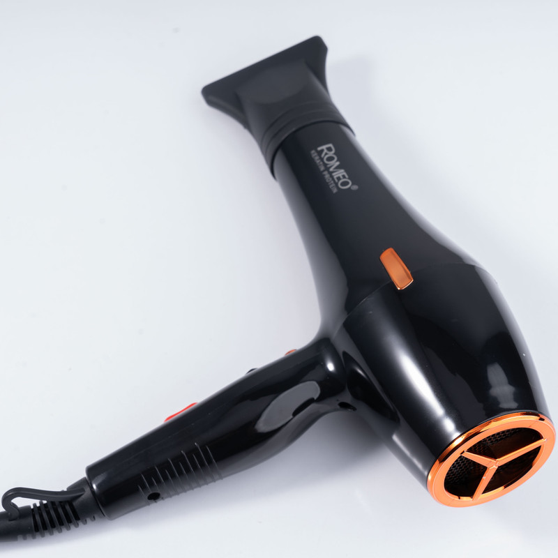 سشوار حرفهای 2400 وات رومئو مدل RM-5757، موتور AC، وزن 500 گرم، المنت فلز، دارای سری متمرکزکننده باریک با ویژگی صافکنندگی، حجمدهندگی، با قابلیت تنظیم دما