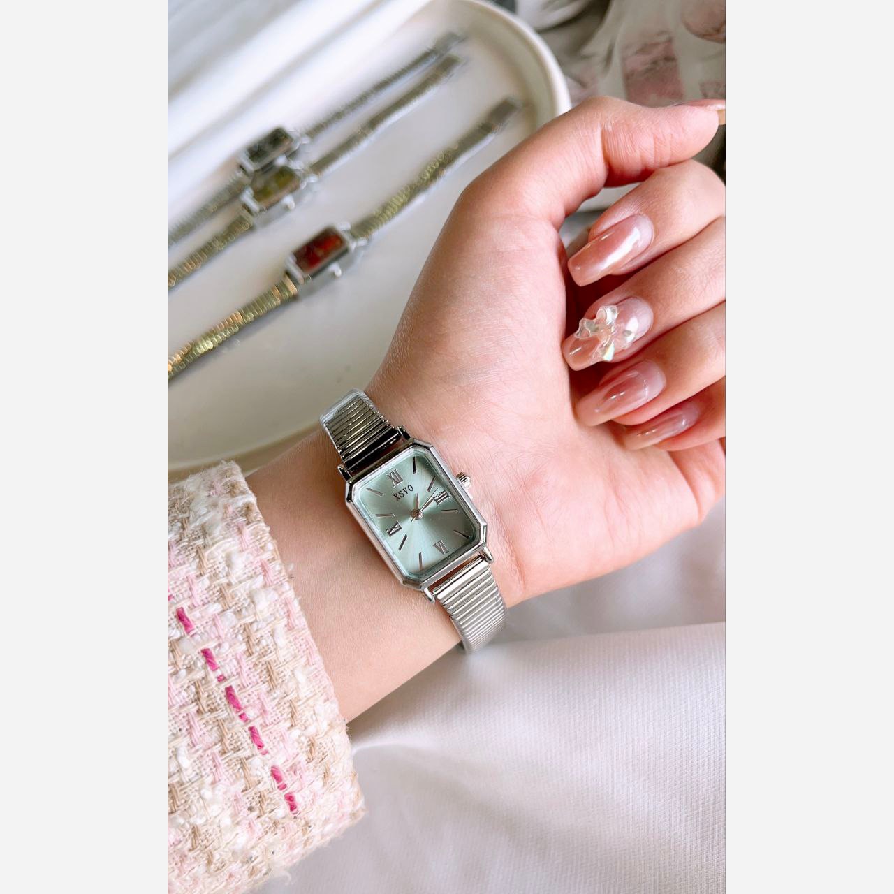 ساعت مچی زنانه بند استیل نقره ای قفل ریلی طرح یونانی زنونه ایکس وی xsvo صفحه نمایش مسطتیلی قرمز