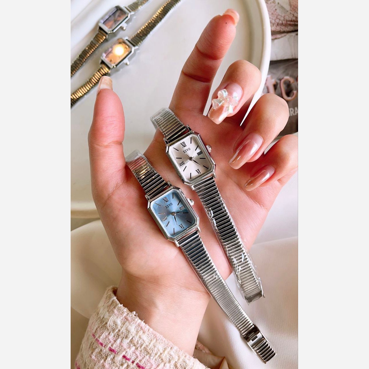 ساعت مچی زنانه بنداستیل نقره ای قفل ریلی طرح یونانی زنونه ایکس وی xsvoصفحه نمایش مسطتیلی سبز روشن