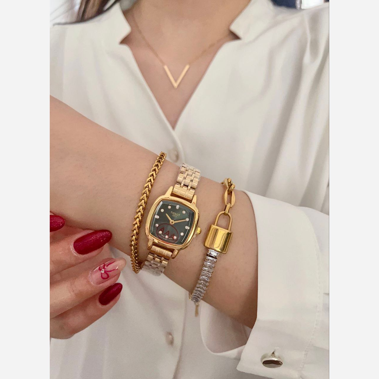 ساعت مچی زنانه تیسوتTISSOT بنداستیل طلایی صفحه مربع سبز ضدآب خاص وجذاب