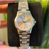 ساعت مچی زنانه کاسیو casio اصل بند استیل نقره ای صفحه نمایش گرد قرمز جذاب وخاص