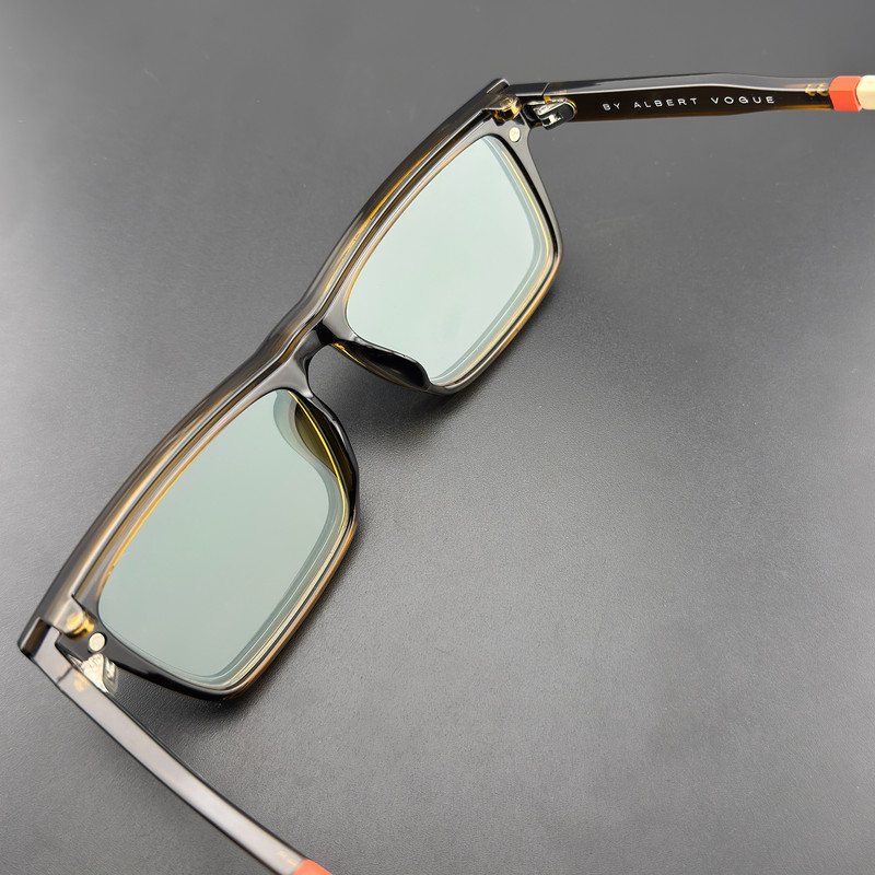 فریم عینک طبی ویفرر (Wayfarer) آلبرت وگ مدل CG-7703-C526-P97 Polarized Double Switch مناسب برای انواع صورت به همراه کاور آفتابی