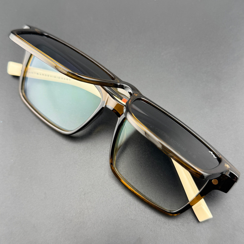 فریم عینک طبی ویفرر (Wayfarer) آلبرت وگ مدل CG-7703-C526-P97 Polarized Double Switch مناسب برای انواع صورت به همراه کاور آفتابی