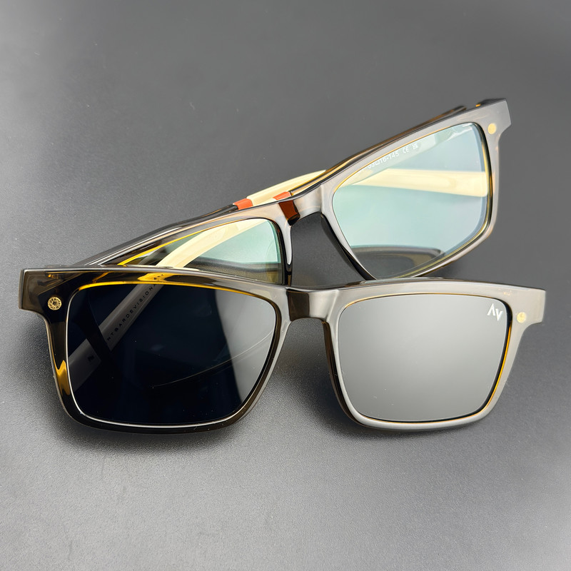 فریم عینک طبی ویفرر (Wayfarer) آلبرت وگ مدل CG-7703-C526-P97 Polarized Double Switch مناسب برای انواع صورت به همراه کاور آفتابی