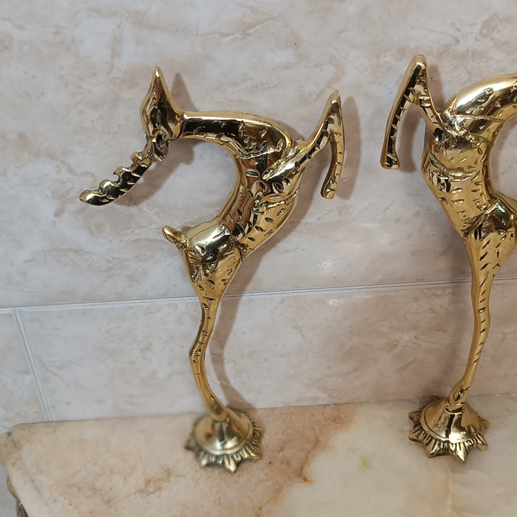 مجسمه برنجی و تزیینی و دکوری حیوانات جفتی طرح آهوی وحشی تک رو کد 323(مجسمه برنزی)