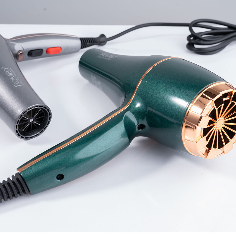 سشوار حرفهای 2200 وات رومئو مدل RM-5858، موتور AC، وزن 450 گرم، المنت فلز، دارای سری متمرکزکننده باریک با ویژگی صافکنندگی، حجمدهندگی، با قابلیت تنظیم دما، باد سرد