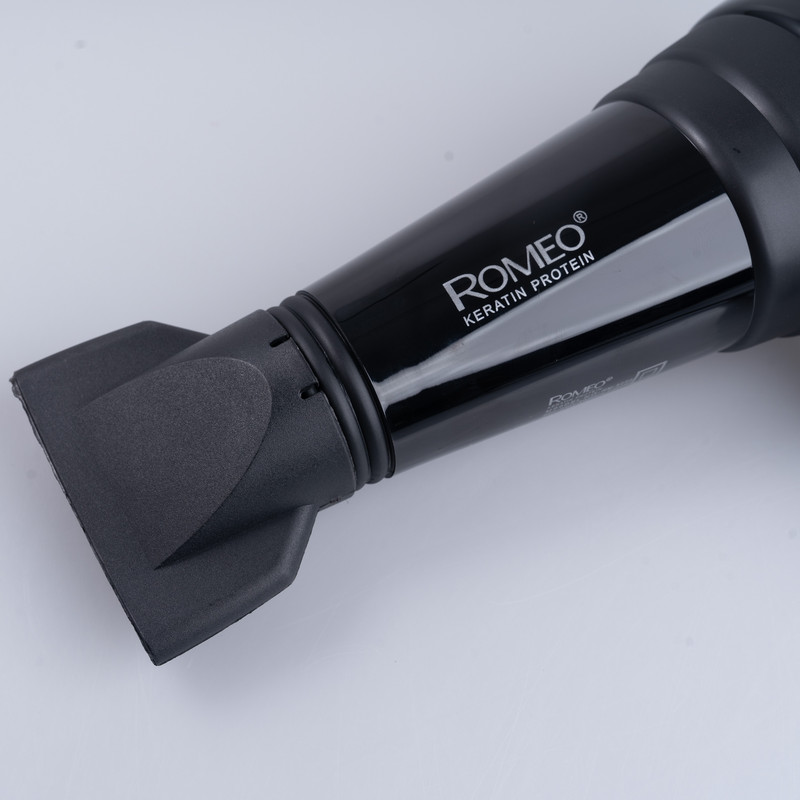 سشوار حرفهای 2400 وات رومئو مدل RM-5252، موتور AC، وزن 682 گرم، دارای سری متمرکزکننده باریک با ویژگی صافکنندگی، با قابلیت فناوری تولید یون