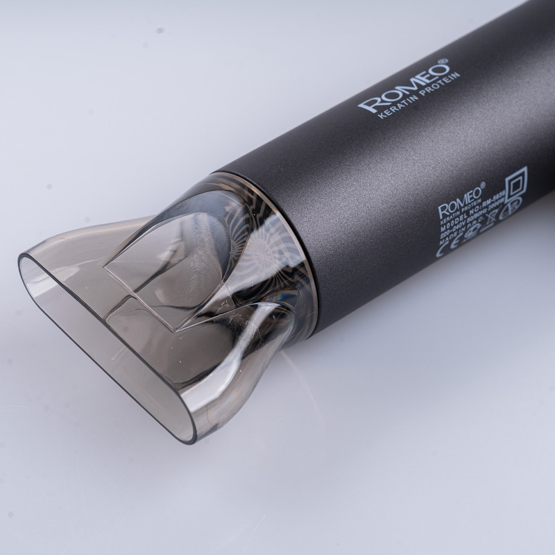 سشوار حرفهای 2000 وات رومئو مدل RM-5656، موتور AC، وزن 600 گرم، المنت سرامیک تورمالین، دارای سری متمرکزکننده باریک با ویژگی صافکنندگی، با قابلیت باد سرد