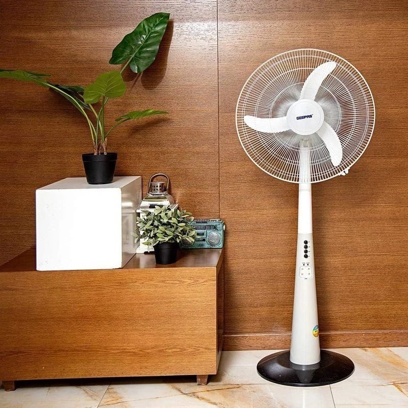پنکه ایستاده شارژی جیپاس مدل GF9385 با چراغهای LED