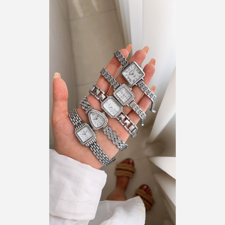 ساعت ظریف زنانه مینیمال شرکتی نقره ای