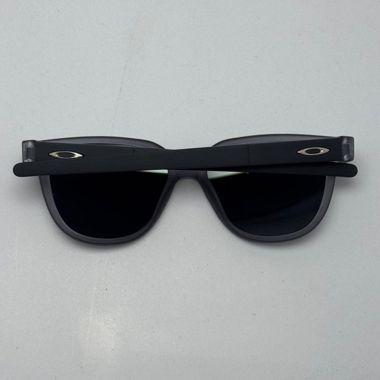 عینک آفتابی اوکلی سبک OAKLEY فریم طوسی عدسی هفت رنگ کد 2435