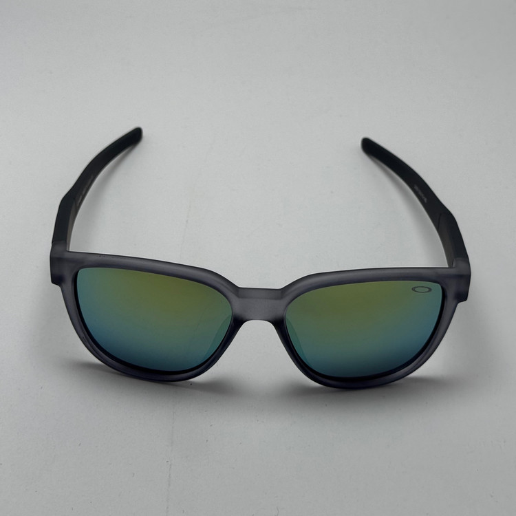 عینک آفتابی اوکلی سبک OAKLEY فریم طوسی عدسی هفت رنگ کد 2435