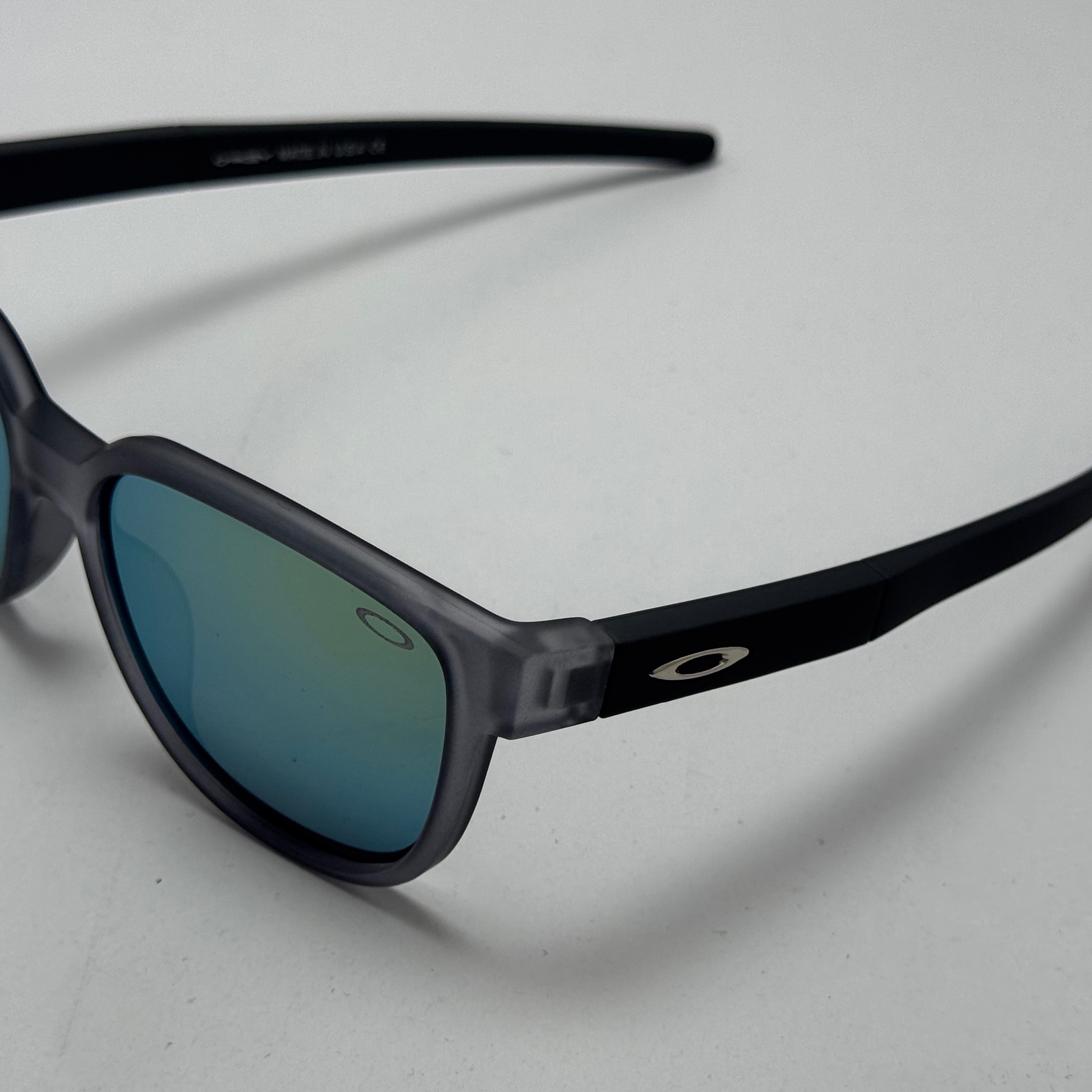 عینک آفتابی اوکلی سبک OAKLEY فریم طوسی عدسی هفت رنگ کد 2435
