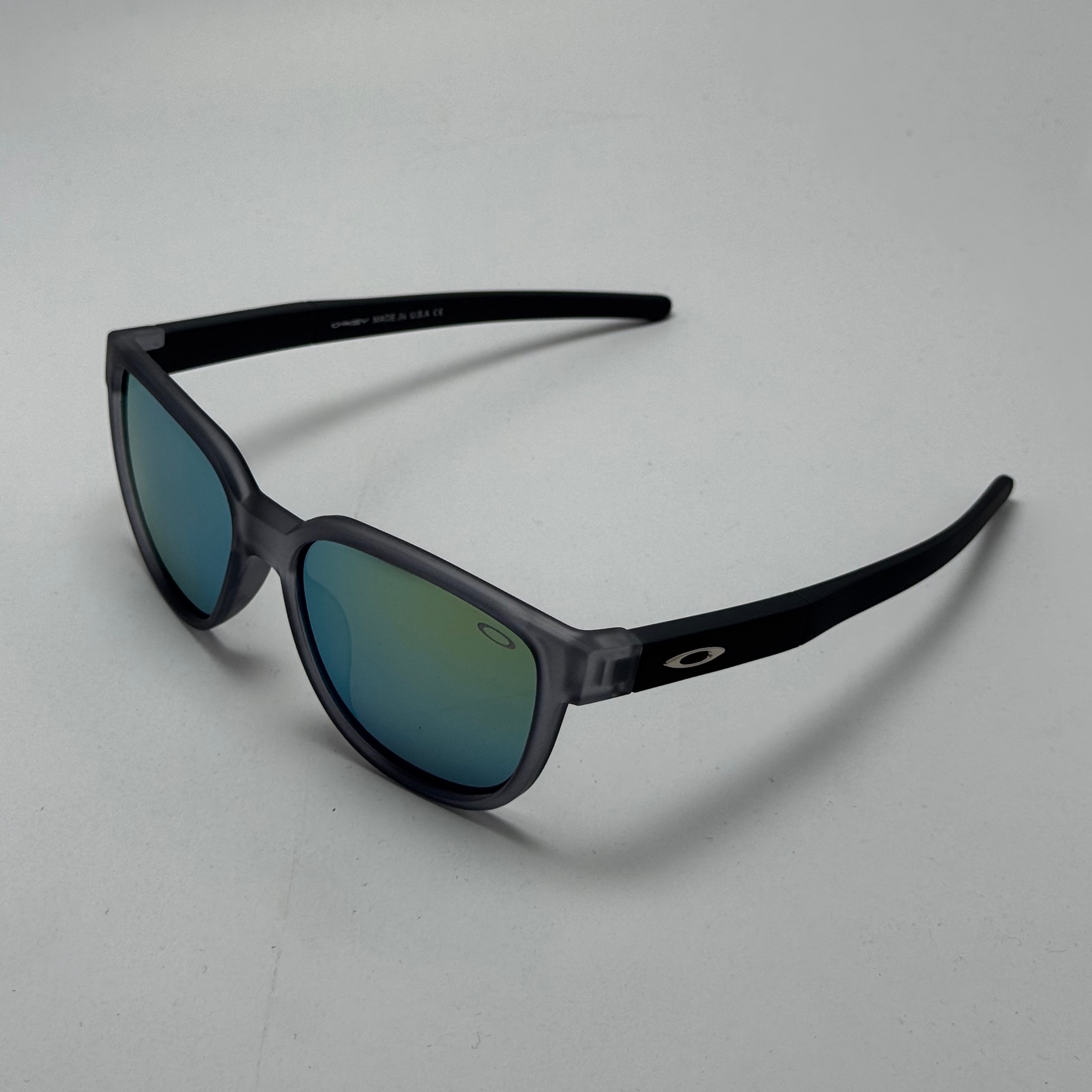 عینک آفتابی اوکلی سبک OAKLEY فریم طوسی عدسی هفت رنگ کد 2435