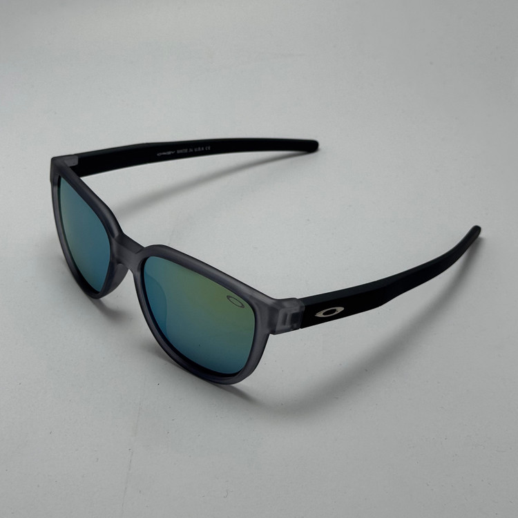 عینک آفتابی اوکلی سبک OAKLEY فریم طوسی عدسی هفت رنگ کد 2435