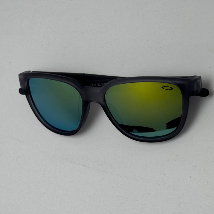 عینک آفتابی اوکلی سبک OAKLEY فریم طوسی عدسی هفت رنگ کد 2435