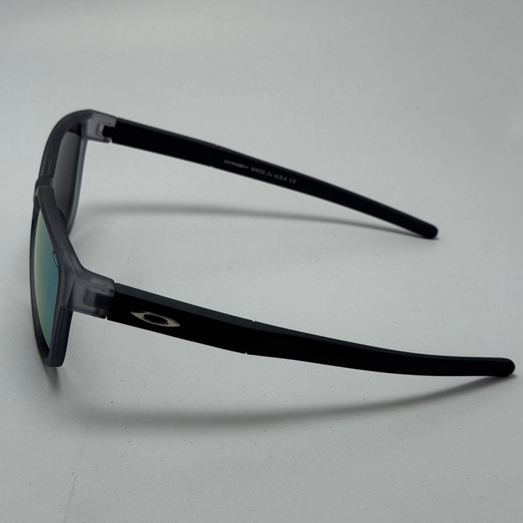 عینک آفتابی اوکلی سبک OAKLEY فریم طوسی عدسی هفت رنگ کد 2435