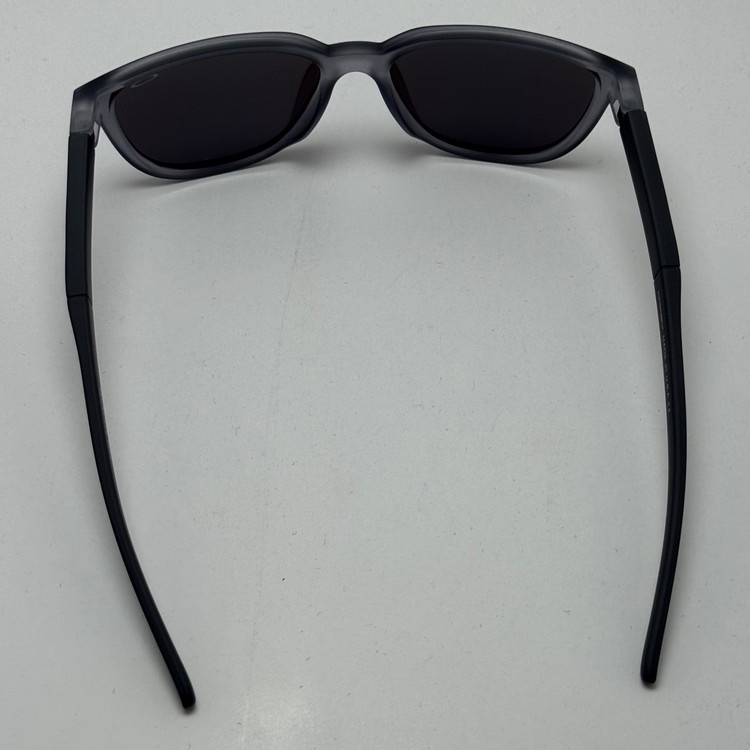 عینک آفتابی اوکلی سبک OAKLEY فریم طوسی عدسی هفت رنگ کد 2435