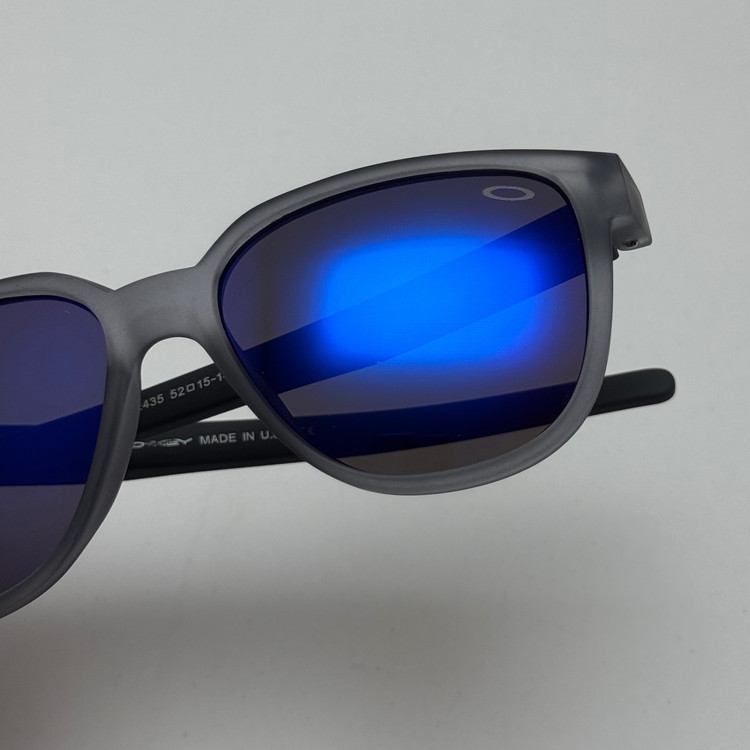 عینک آفتابی اوکلی سبک OAKLEY طوسی عدسی آبی آیینه ای کد 2435