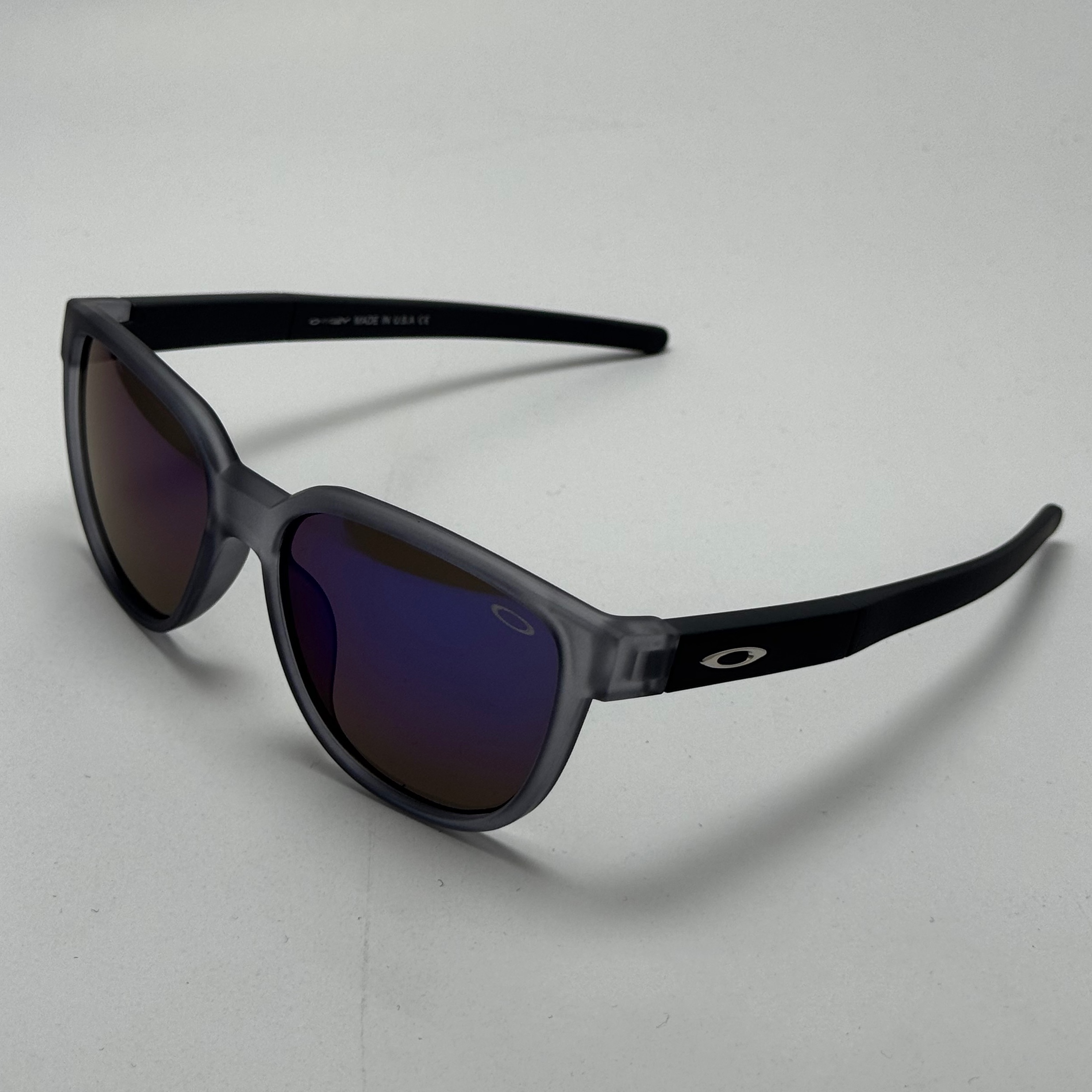 عینک آفتابی اوکلی سبک OAKLEY طوسی عدسی آبی آیینه ای کد 2435