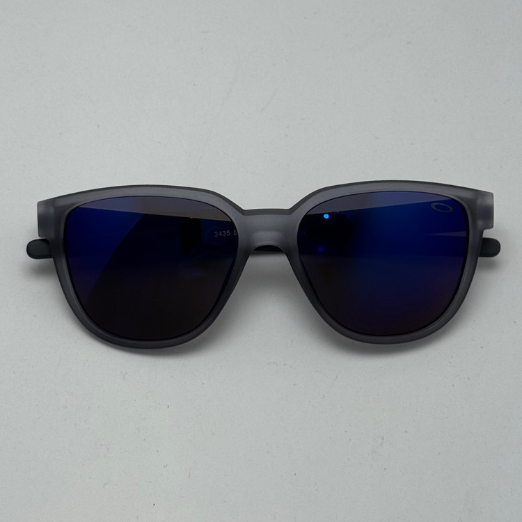 عینک آفتابی اوکلی سبک OAKLEY طوسی عدسی آبی آیینه ای کد 2435