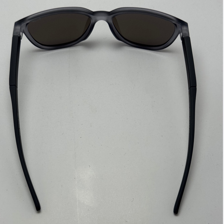 عینک آفتابی اوکلی سبک OAKLEY طوسی عدسی آبی آیینه ای کد 2435