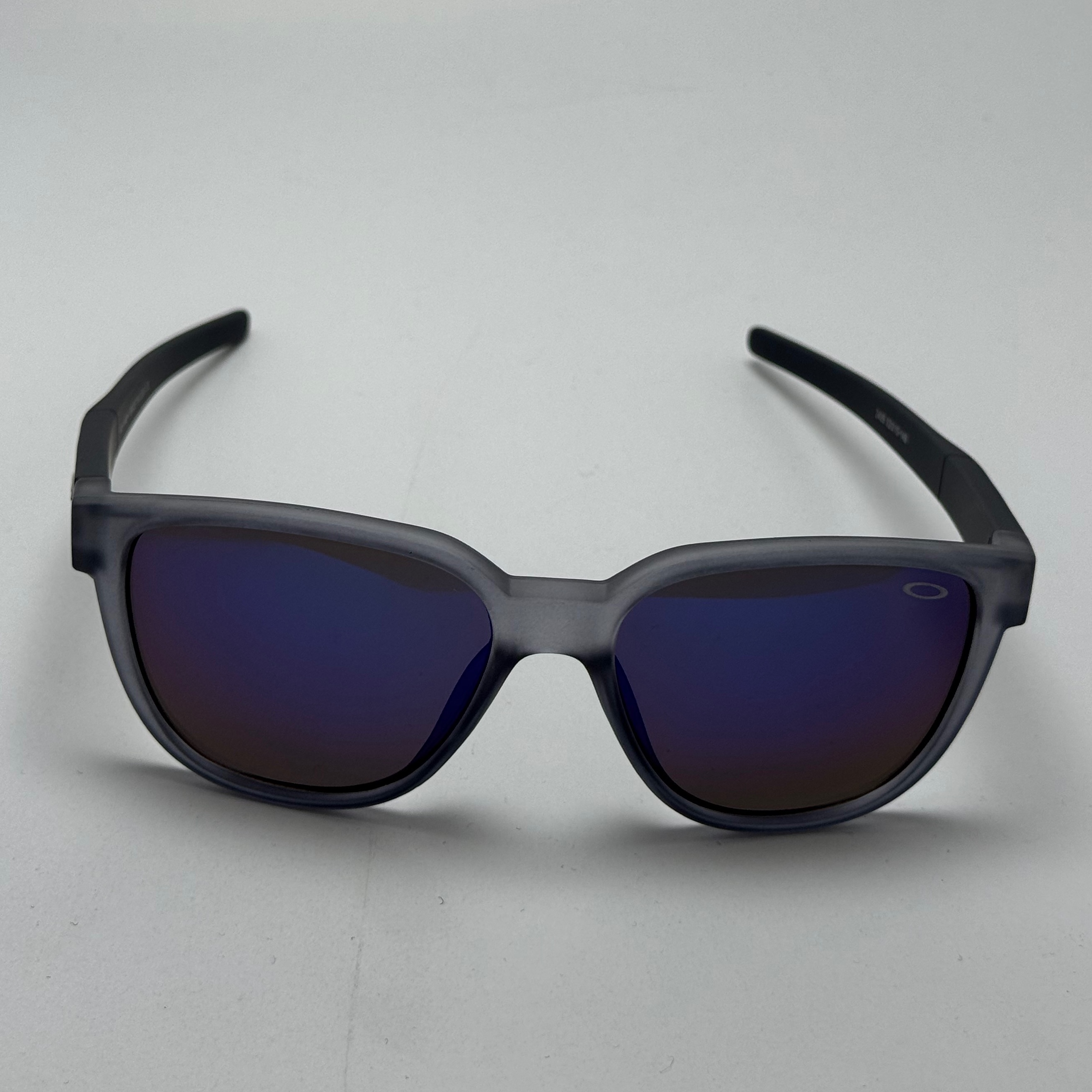 عینک آفتابی اوکلی سبک OAKLEY طوسی عدسی آبی آیینه ای کد 2435