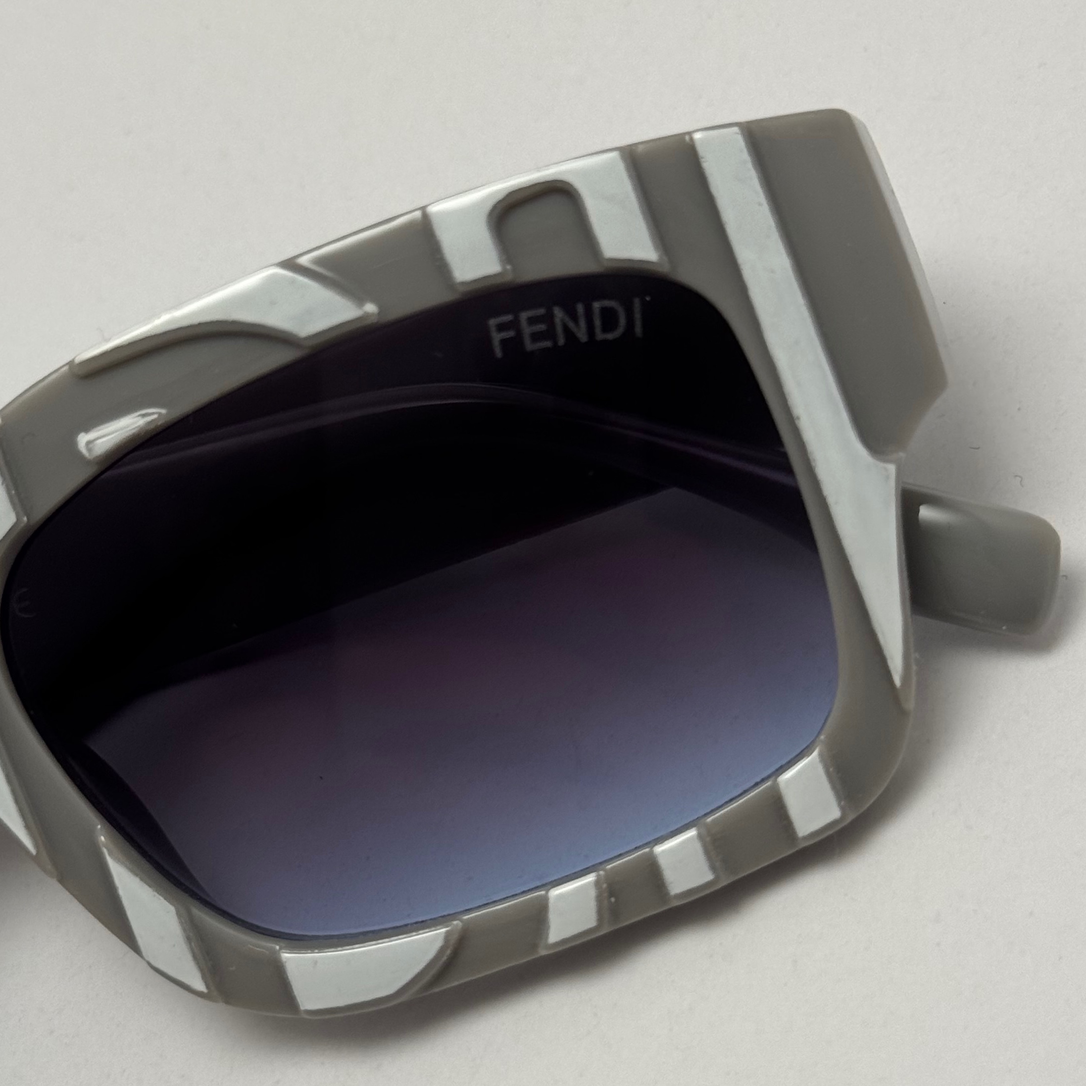 عینک آفتابی فندی FENDI طوسی کد 23087 - کیفیت مستر - لیمیتد ادیشن